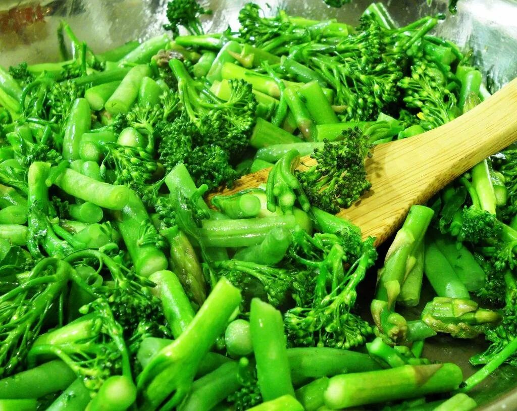 Зеленые овощи. Овощи зеленого цвета. Полезные зеленые овощи и травы. Коренья и зелень. Есть зеленые овощи