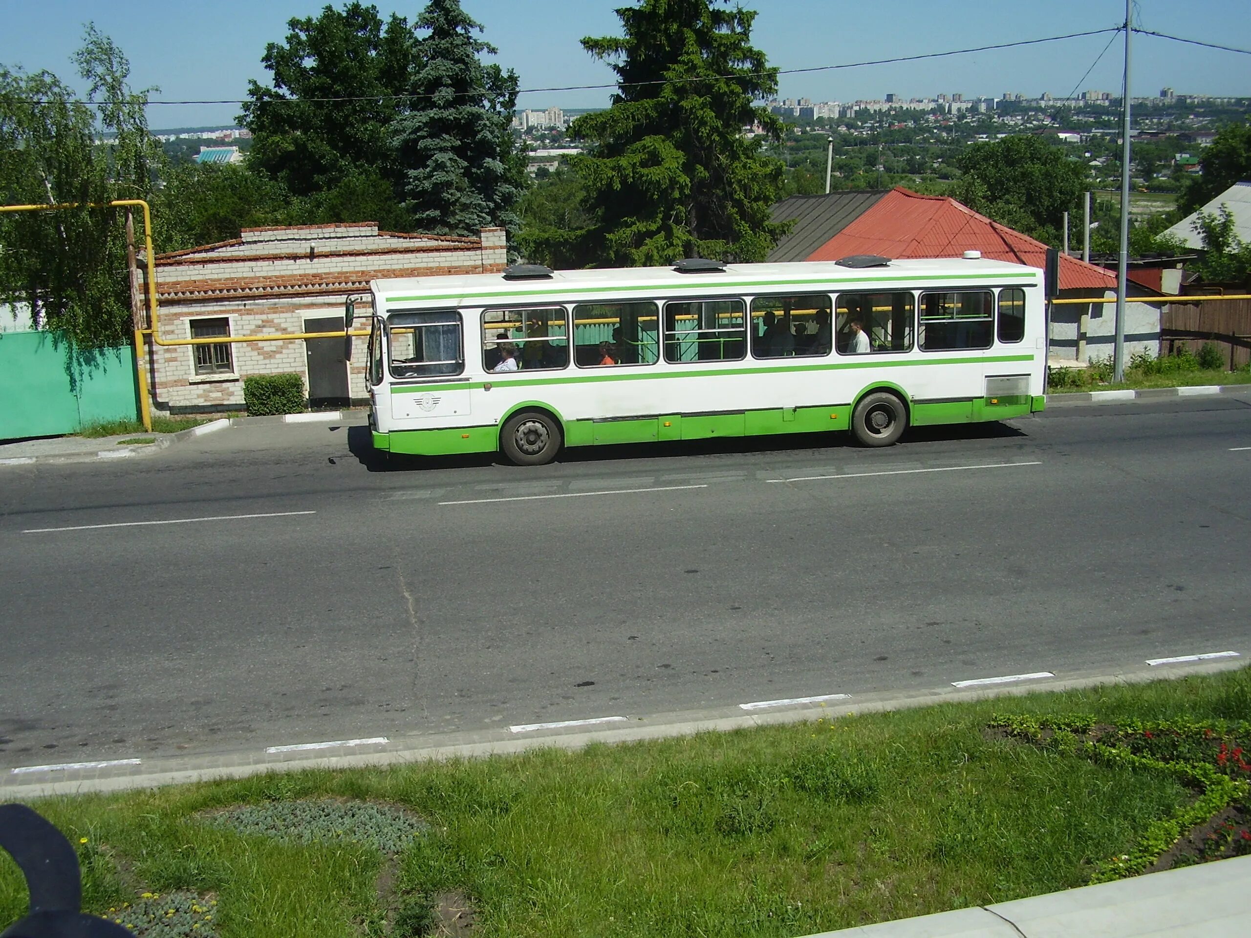 Автобус старый оскол кладбище. ЛИАЗ 677 Херсон. ЛИАЗ 677 кафе. Автобусы ЛИАЗ Бишкек. ЛИАЗ 677 Кулебаки.