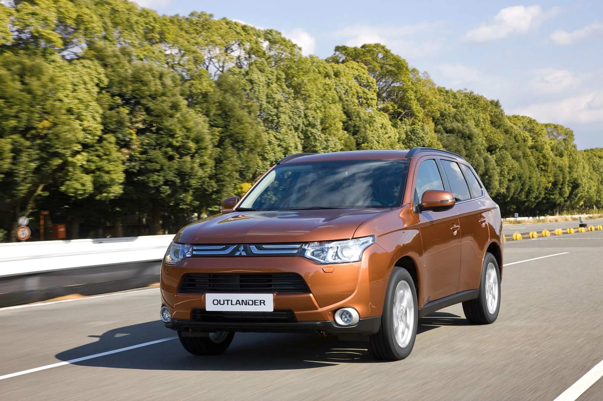 Mitsubishi outlander 5. Mitsubishi Outlander 2012. Митсубиши Аутлендер 2012. Мицубиси Аутлендер 2014 и 2012.