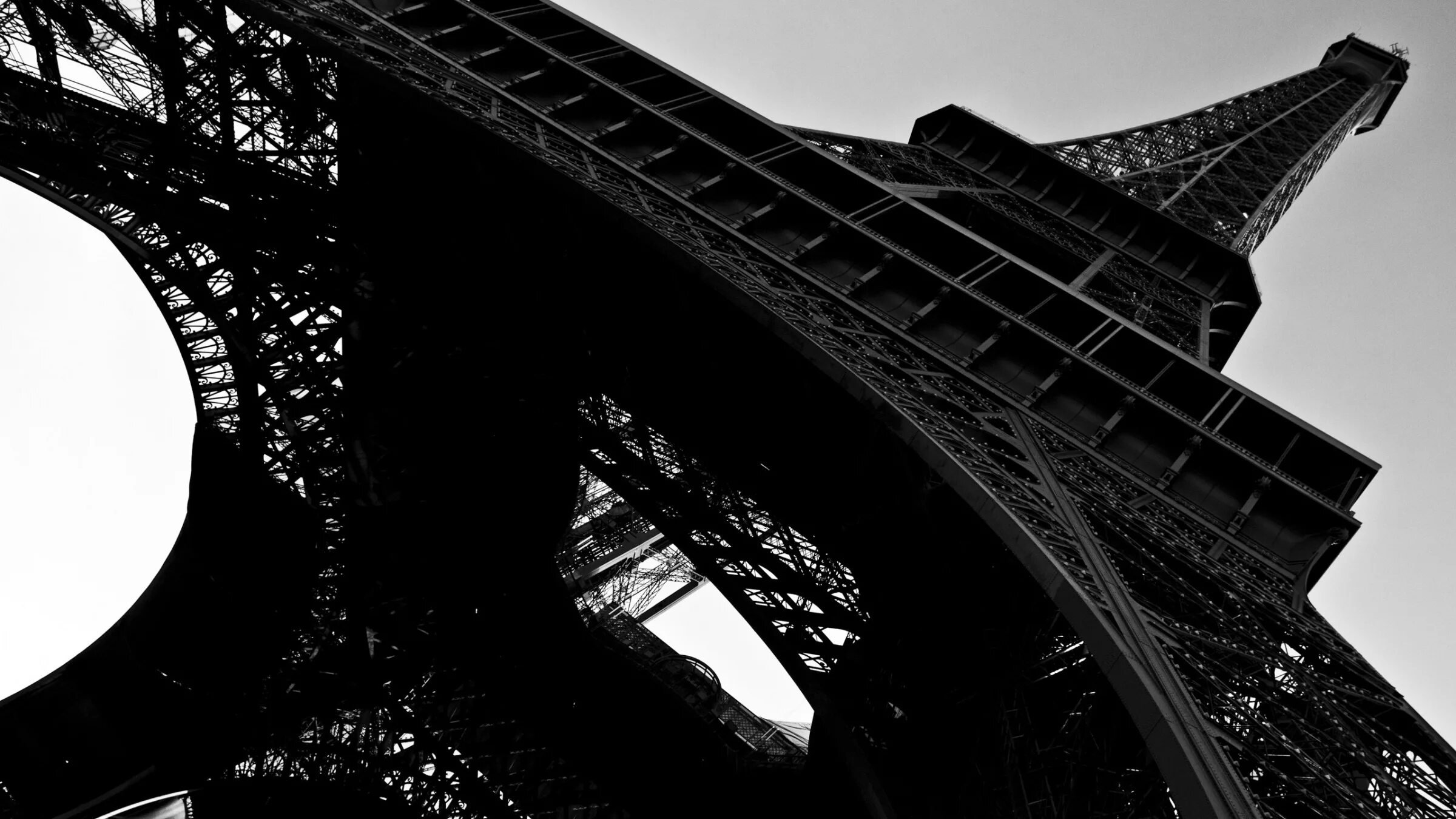 Эйфелева башня в Париже. Чёрно-белые картинки. Заставки на рабочий стол черно белые. Черно белые картины. Черно белая сборка