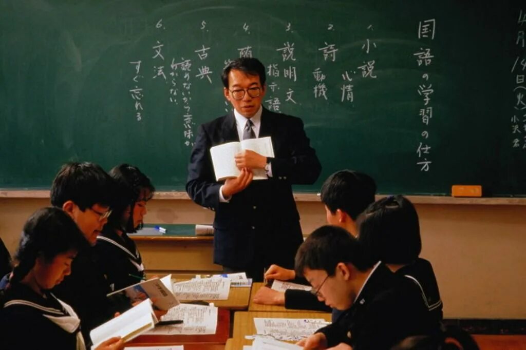 Учителя в Японии. Учитель в китайской школе. Учитель в японской школе. Учительская в школе Японии.