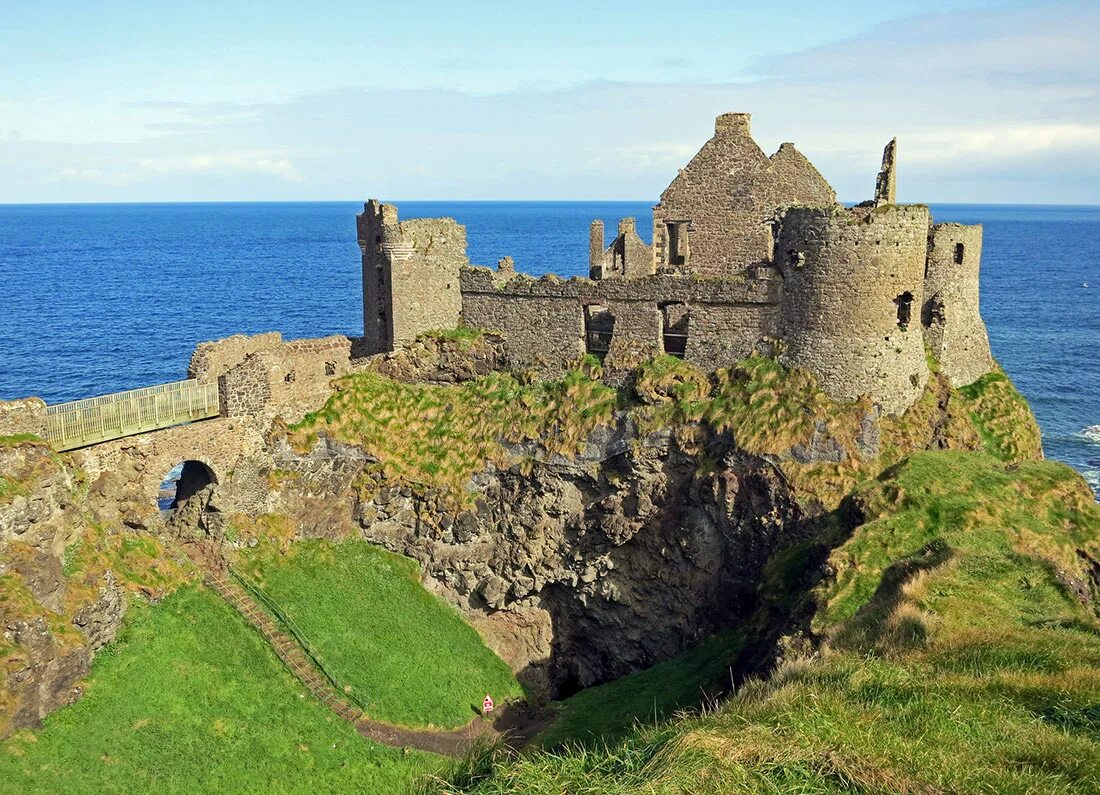 Окрестности замка. Замок Данлюс Северная Ирландия. Замок Данлюс. Графство Антрим.. Побережье Козуэй и замок Данлюс. Dunluce Castle Северная Ирландия фото.