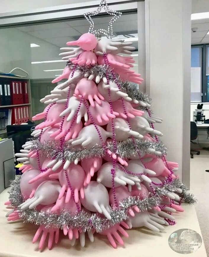 Крутая елка. Странная ёлка из бутылок. Самая смешная новогодняя елка. Прикольные новогодние елки. Забавные елочки.