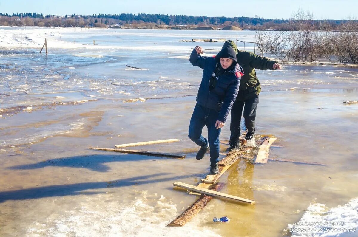 Дорога жизни кузино. Кузино великий устюг. Переправа в устюг. Переправа на воздушной подушке через енисей. Дорога жизни устюг.