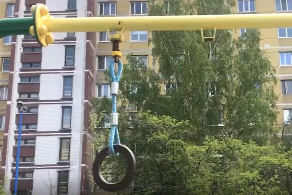 Мальчик на детской площадке. Ребенок упал на детской площадке. Упала на детской площадке. Качели для детской площадки. Упала на детской площадке.