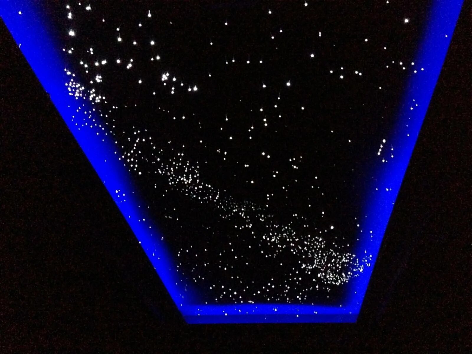 Натяжной потолок звездное небо. Старпинс звездное небо. Starpins на натяжном потолке. Gjnjkjrзвездное небо. Делаем звездное небо