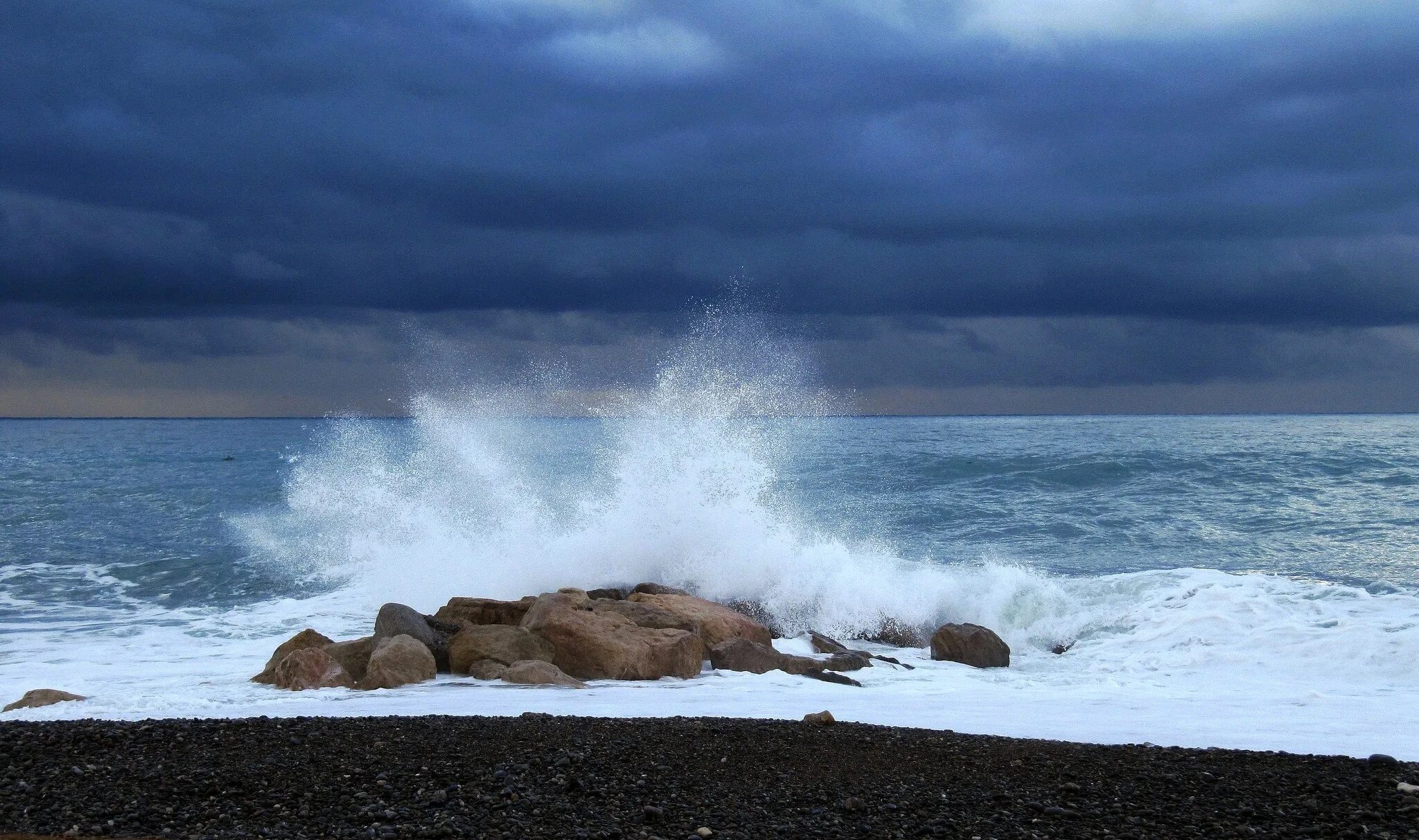 Отменить в виду шторма. Баренцево море шторм. Море шторм берег. Море после шторма. Шторм на берегу моря.