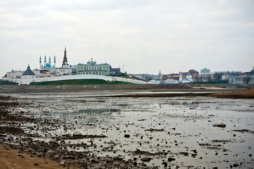 Города окруженные водой. Казань обмеление Волги. Волга обмелела Казань. Загрязненная река Волга Казань. Река Казанка в Казани.