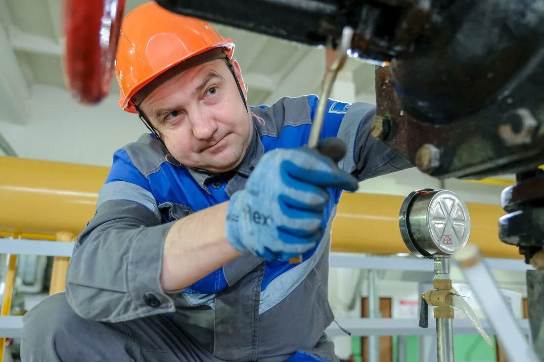 Электромонтер. Монтаж и техническая эксплуатация промышленного оборудования. Профессия электрик. Слесарь ремонтник оборудования. Слесарь монтажник.