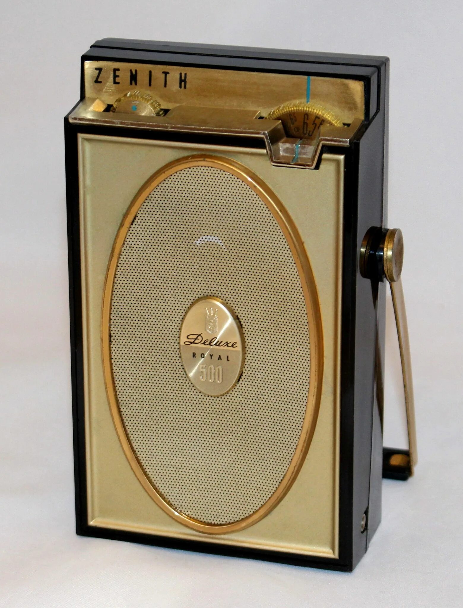 Радиоприемник Zenith Deluxe. Zenith Royal 500d. Радиоприемник 1961. Ретро радиоприемник.