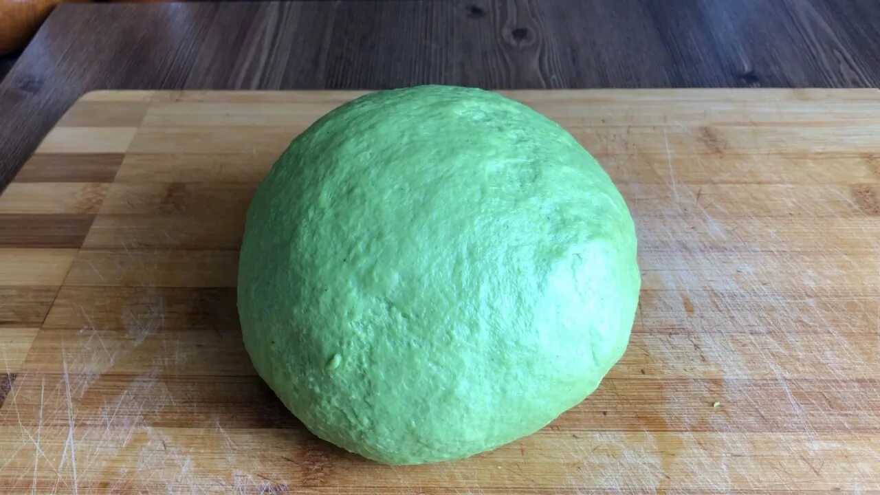 Укроп тесто. Зеленое тесто. Тесто со шпинатом для пельменей. Шпинатное тесто для пельменей.