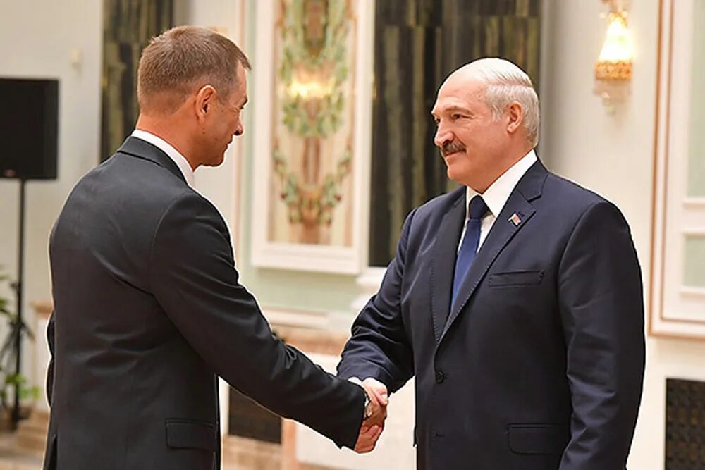 Какую награду получил лукашенко. Лукашенко в наградах. вручение государственных наград лукашенко. лукашенко вручил награды. госнаграды рб сегодня.