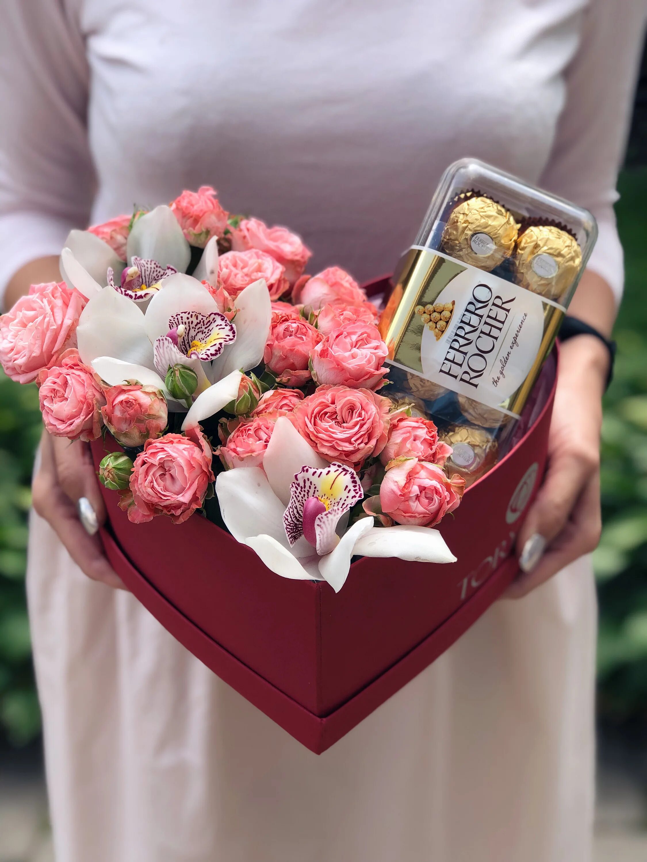 Подарки по цветам. Подарочный бокс Ferrero Rocher букет. Коробочки с цветами и сладостями. Коробка с цветами и конфетами. Цветы со сладостями в коробке.