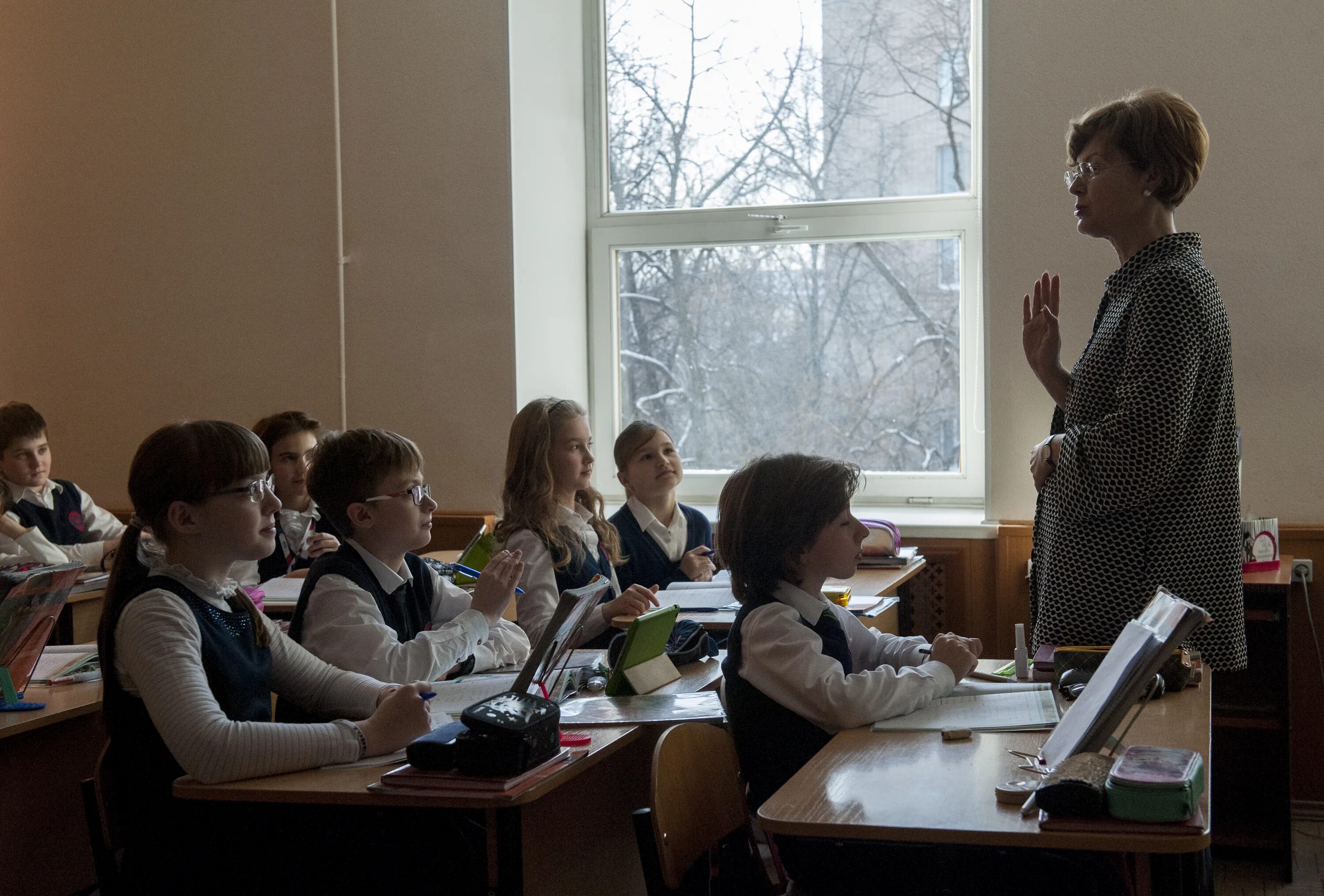 Занятия в школах 27. Урок в школе. Урок в школе Москва. Школа фото. Директор школы Москва.