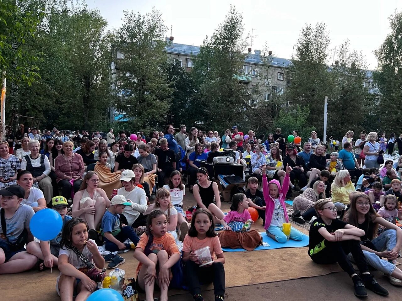 Уличная вечеринка. Киров без цен. 02. Киров без цен. Киров без цен.