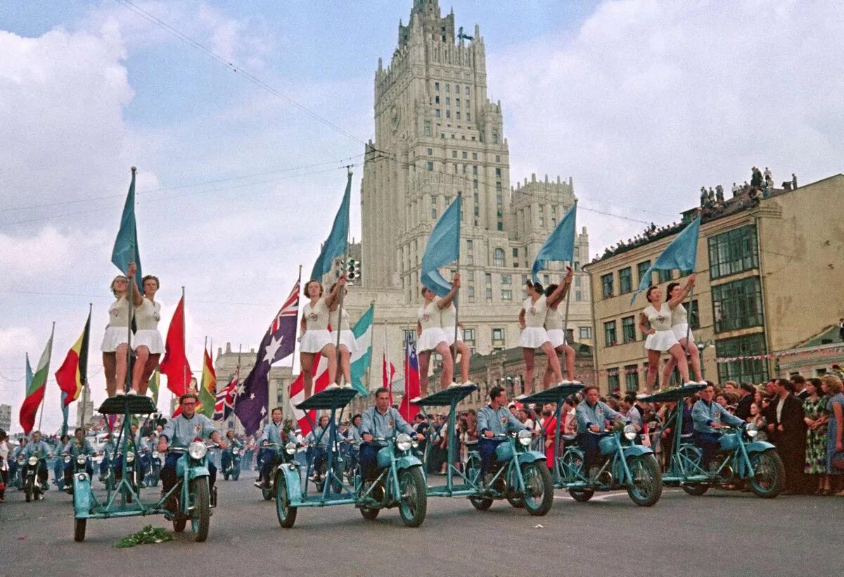 Vi Международный фестиваль молодежи и студентов в Москве 1957г. Всемирный фестиваль молодёжи и студентов в Москве 1957. Фестиваль молодёжи и студентов в СССР В 1957 году. 1957 Год Международный фестиваль молодежи в Москве. Год всемирного фестиваля молодежи в москве