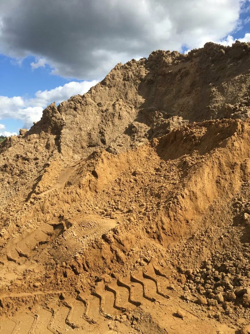 горный песок. песок строительный. песок карьерный. карьерный горный песок. камни в пустыне.