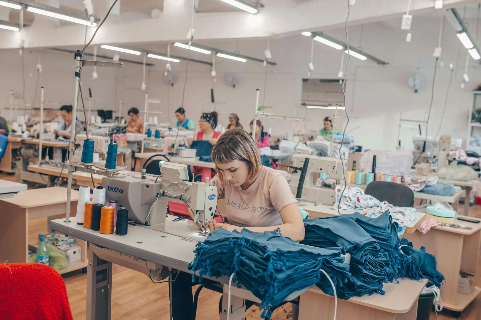 Швейный цех. Фабрика по пошиву одежды. Фабрика пошива одежды. Швейная промышленность.