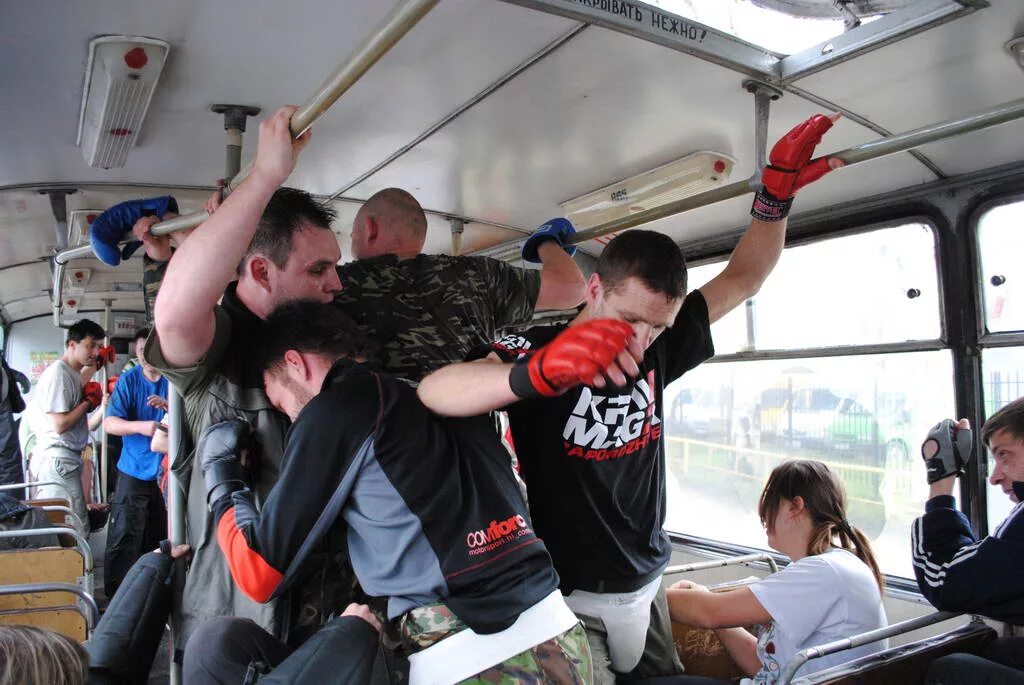 мелкое хулиганство ст. 1 штраф. требовательная женщина. 20. парень и девушка ругаются.