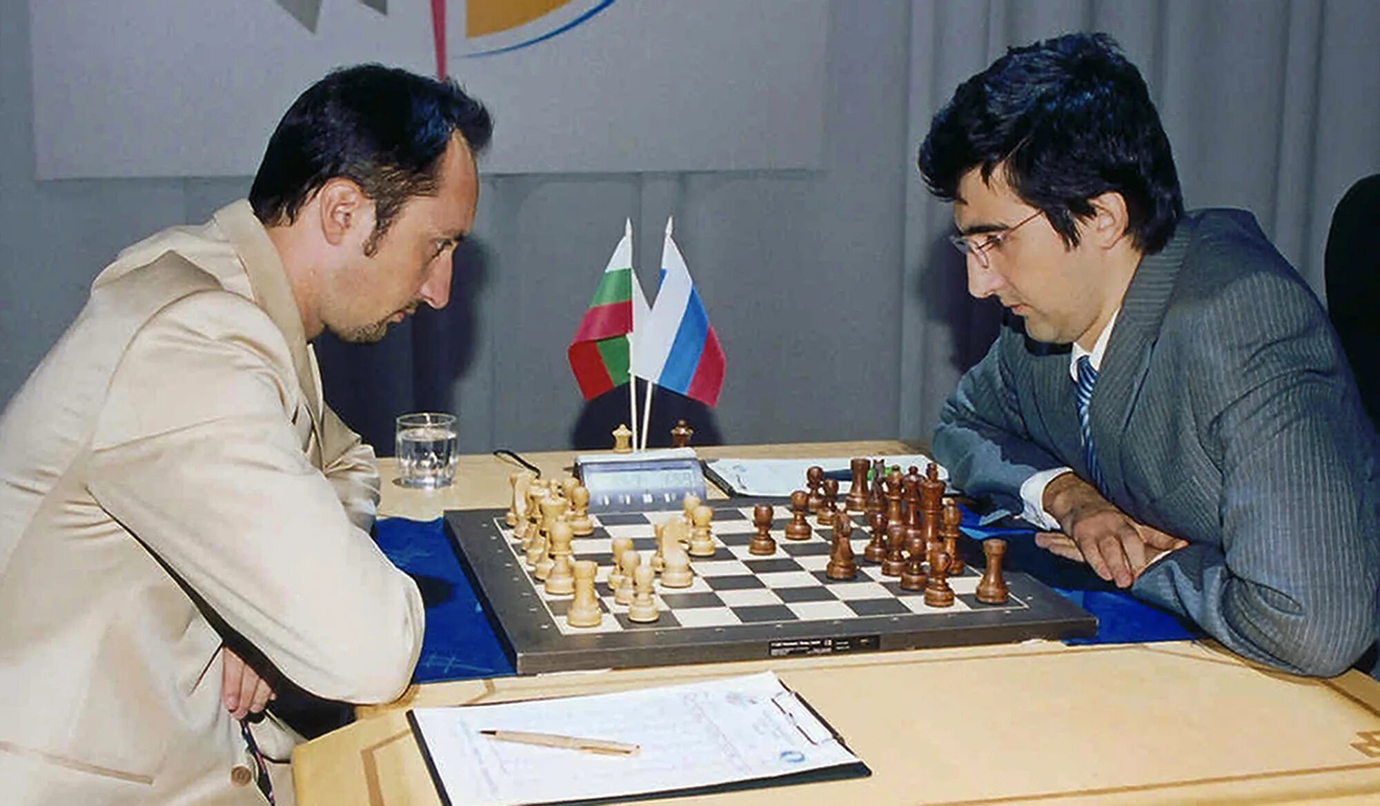 Чемпионы играют в шахматы. Крамник Топалов 2006. Веселин Топалов шахматист.