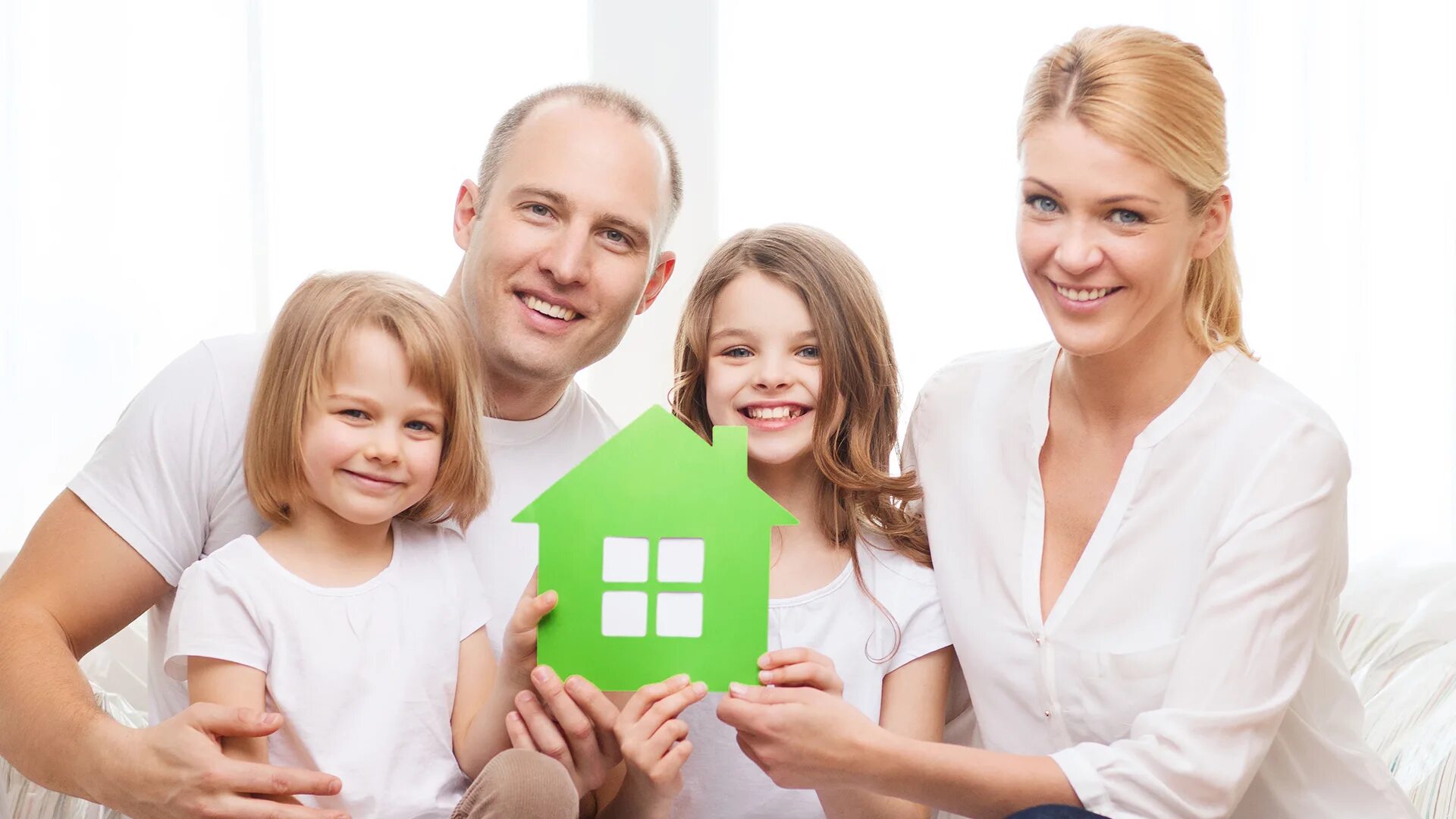 Многодетная семья жилье. Меры поддержки многодетных семей. Семья на фоне дома. Новая квартира. Дом в ипотеку.