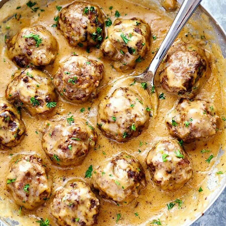 Мясные тефтели с подливкой. Фрикадельки рецепты с фото. Митболы говяжьи. Фрикадельки рецепты с фото. Фрикадельки в соусе.