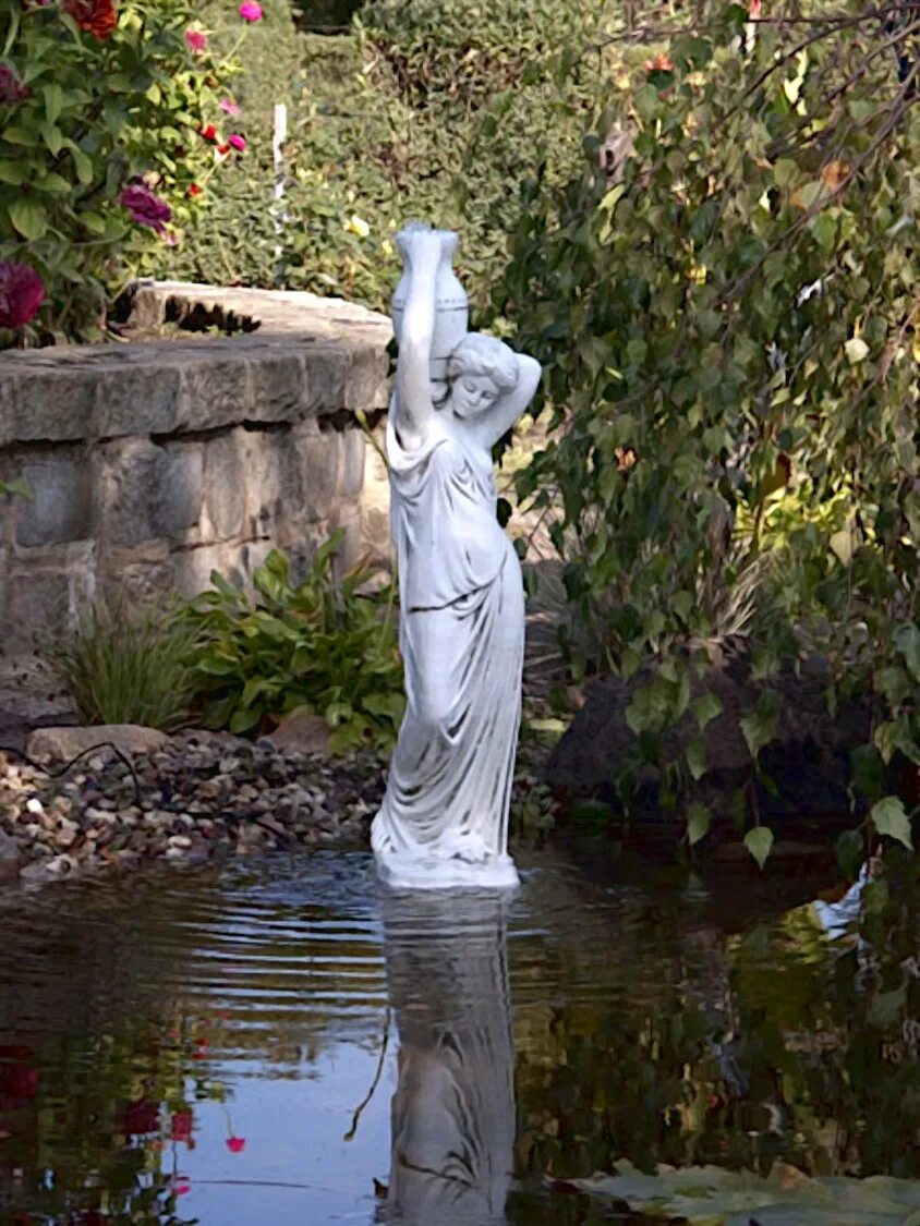 Статуя с кувшином. Греческая скульптура девушка с кувшином. Статуя с кувшином. Скульптура женщины с кувшином. Статуя девушка с кувшином.