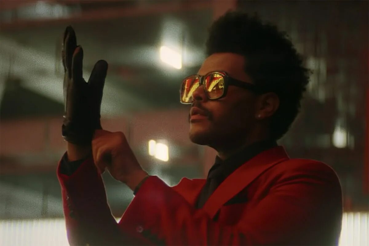 Playing the weekend. The Weeknd. The Weeknd Blinding Lights клип. The Weeknd певец 2020. Weeknd 2020 Blinding Lights.