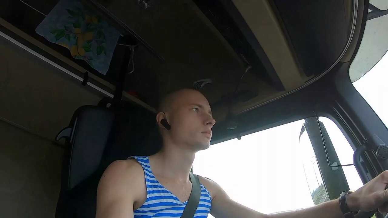 Парень возле фуры. Юный дальнобойщик. Volvo dynamic steering. Водитель дальнобойщик молодой. Мужчина за рулем фуры.