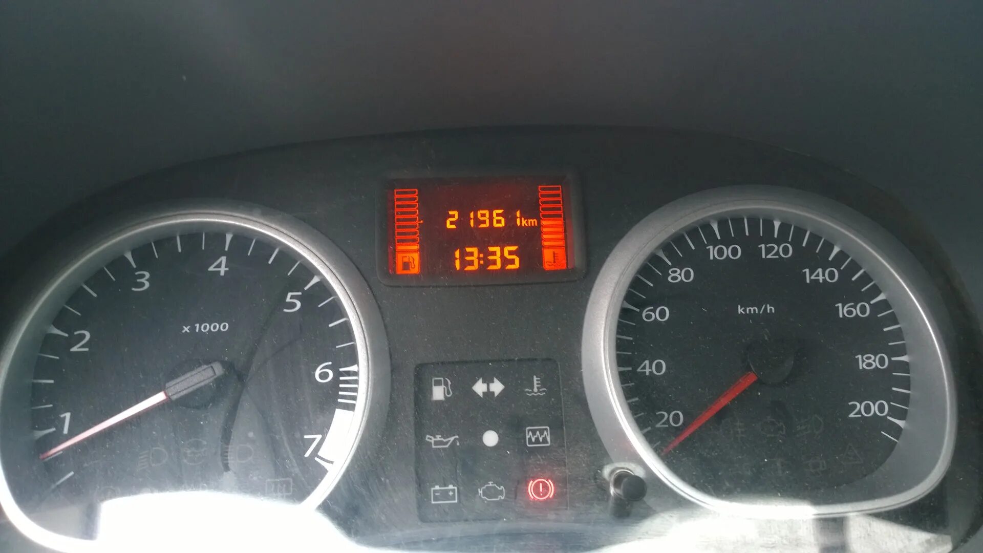 Рено дастер индикатор бензина. Рено логан 2012 индикатор топлива. Рено дастер индикатор бензина. Рено дастер неправильно показывает топливо. Рено дастер неправильно показывает топливо.