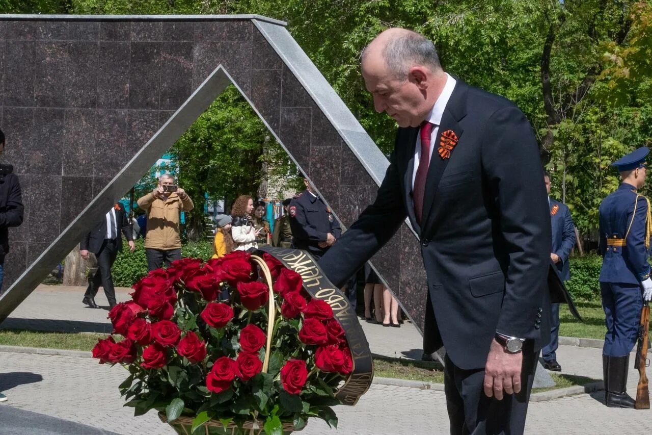 Вечный огонь в Карачаево Черкесии. Цветы на памятник. 9 Мая возложение. День Победы в Черкесске.