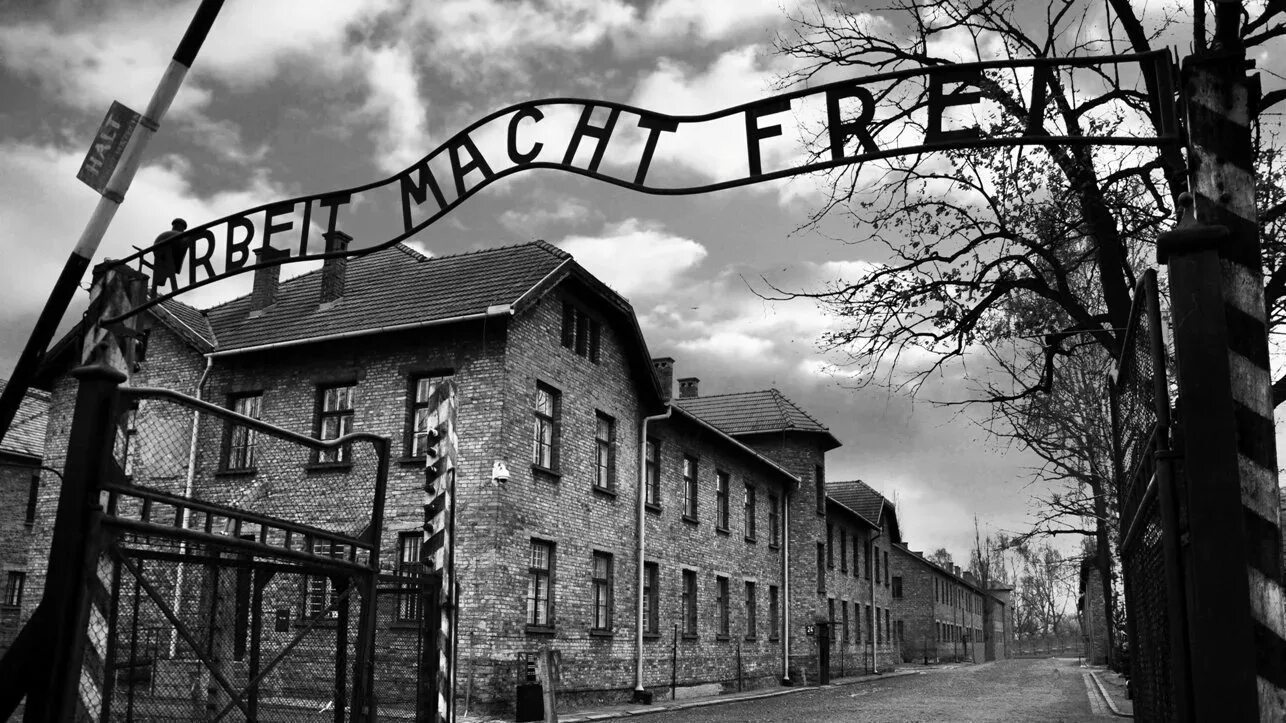 Arbeit macht frei Аушвиц. Арбайт Махт Фрай Освенцим. Лагерь Аушвиц-Биркенау в Освенциме труд. Арбайт Махт Фрай на воротах концлагеря.