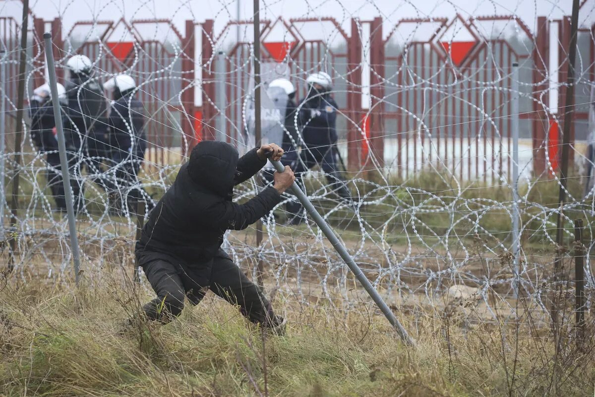 Нападение на границу. Мигранты на польско белорусской границе. Граница Брузги мигранты. Нападение на Беларусь 2024.