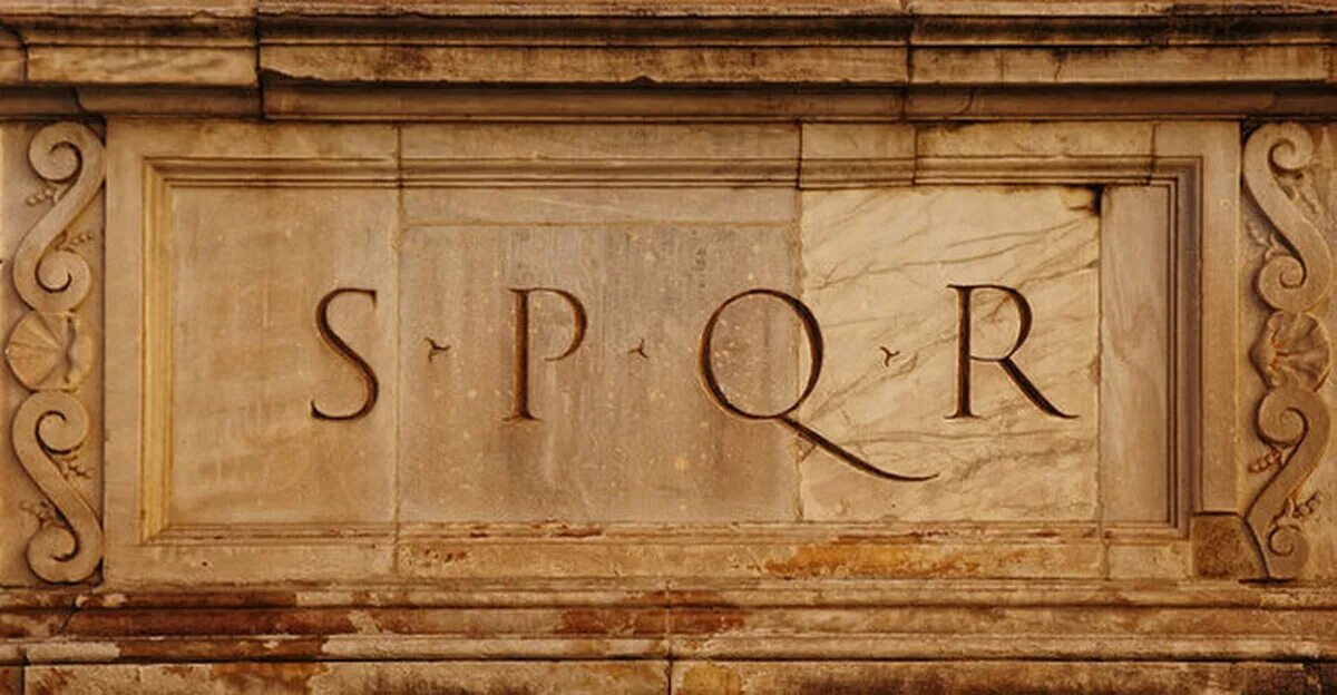 В древнем риме под словом. Символы Рима SPQR. SPQR аббревиатура в древнем Риме. Вывески в античности. Древнеримские таблички.