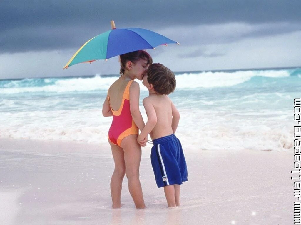 Fkk kids. Детский поцелуй на пляже. Дети на море. Девочки и мальчики на плэе. Мальчик на море.