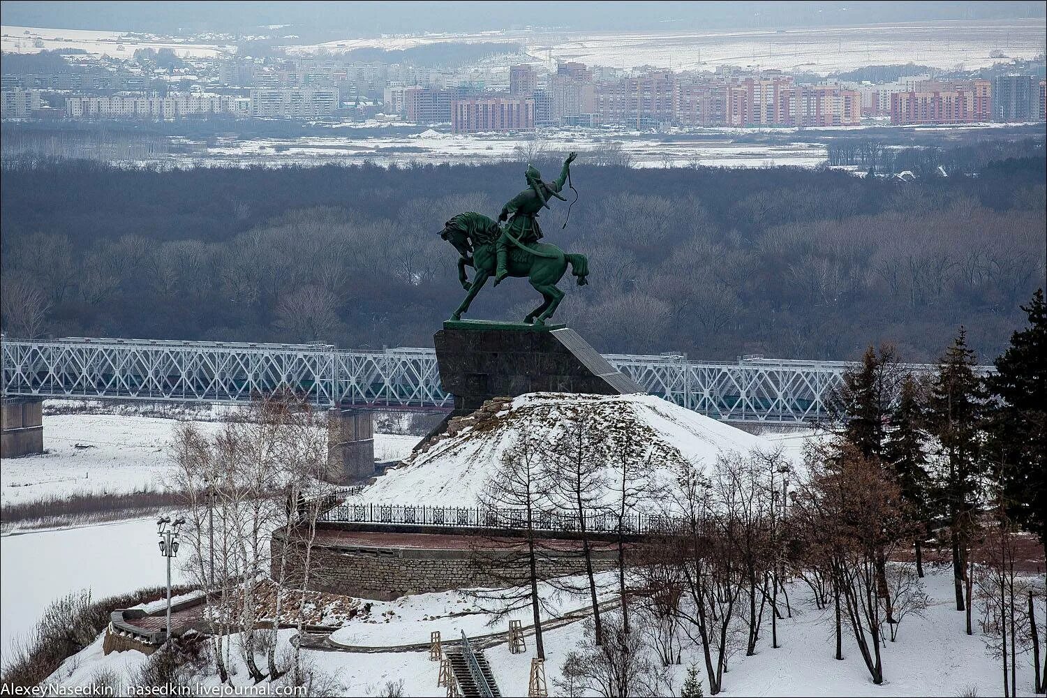 Уфа самый лучший город. Зимняя уфа салават юлаев памятник. салават юлаев памятник зимой. салават юлаев памятник в уфе зимой. памятник салавату юлаеву в уфе зима.