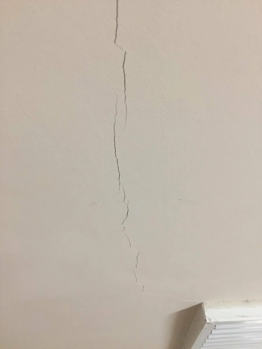 Пошла трещина по стене. Трещина в стене. Трещины в квартире. Трещина в стене в квартире. Вертикальные трещины в стенах.