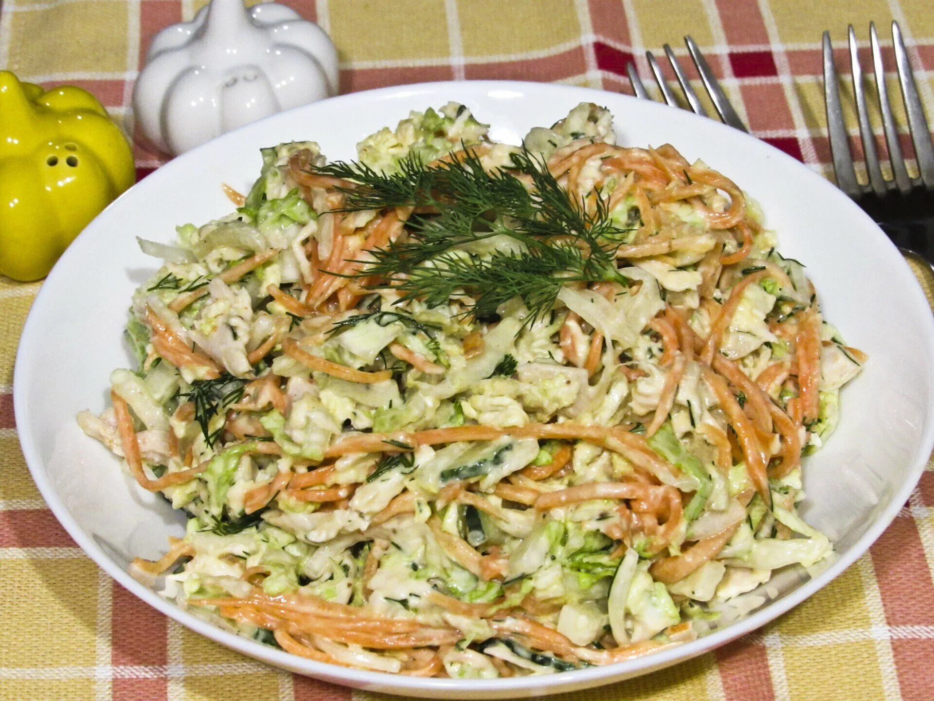 Салат австрийский. Салат с консервой и капустой. Салат из капусты с консервой рыбной. Салат рыбный с пекинской капустой. Тушёная капуста с курицей на сковороде.