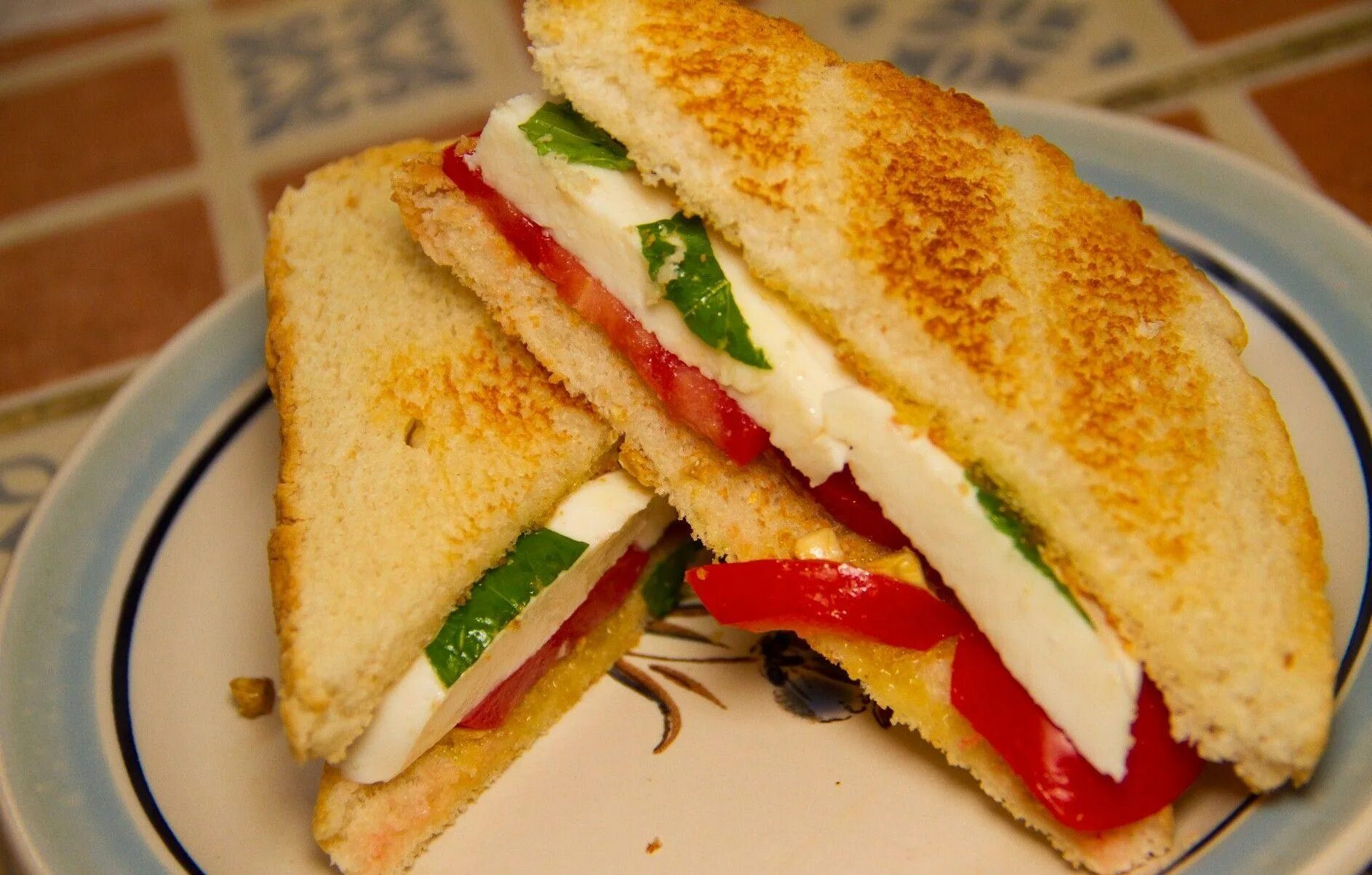 треугольный бутерброд. треугольный бутерброд. сэндвич. сэндвич сделать рецепт. сэндвич с ветчиной и сыром.