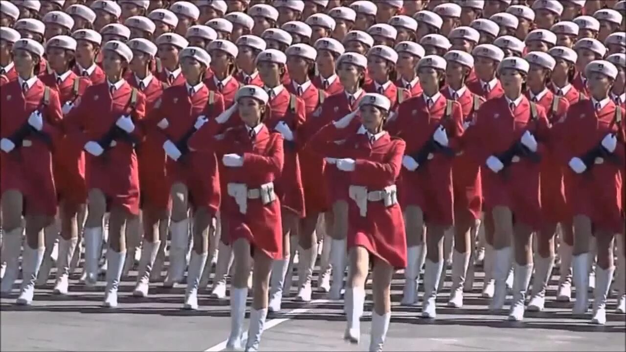 Китайские девушки на параде под песню. Китайские девушки маршируют на параде под катюшу. Китайские девушки на параде под песню. Марширование китайских девушек под катюшу. Китайские девушки маршируют на параде под катюшу.