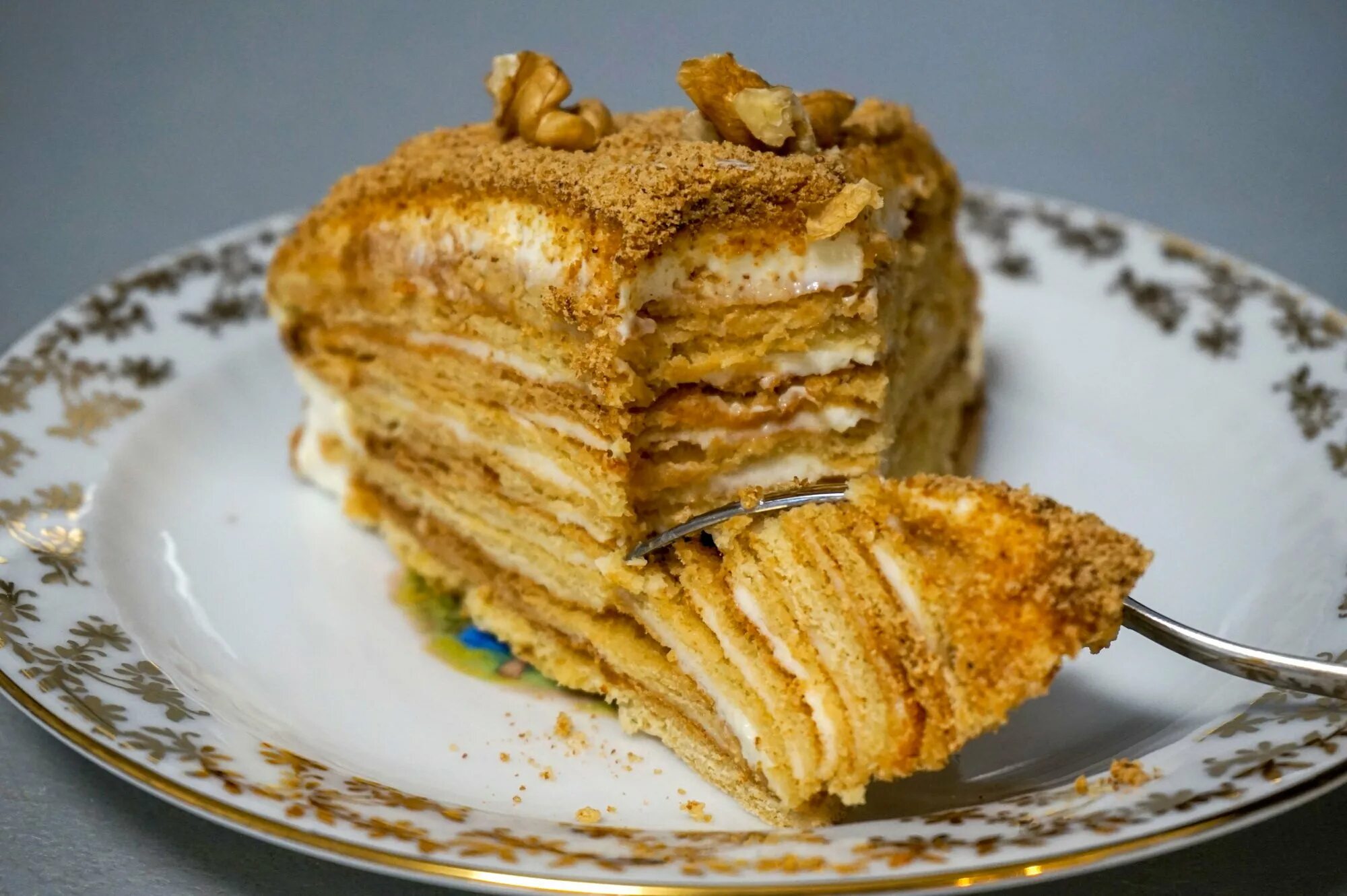Медовик нежнейший медовый бисквит. Вкусный рецепт торта медовик с фото. Лимонный медовик буше. Торт прага медовик наполеон. Осетинский медовик.