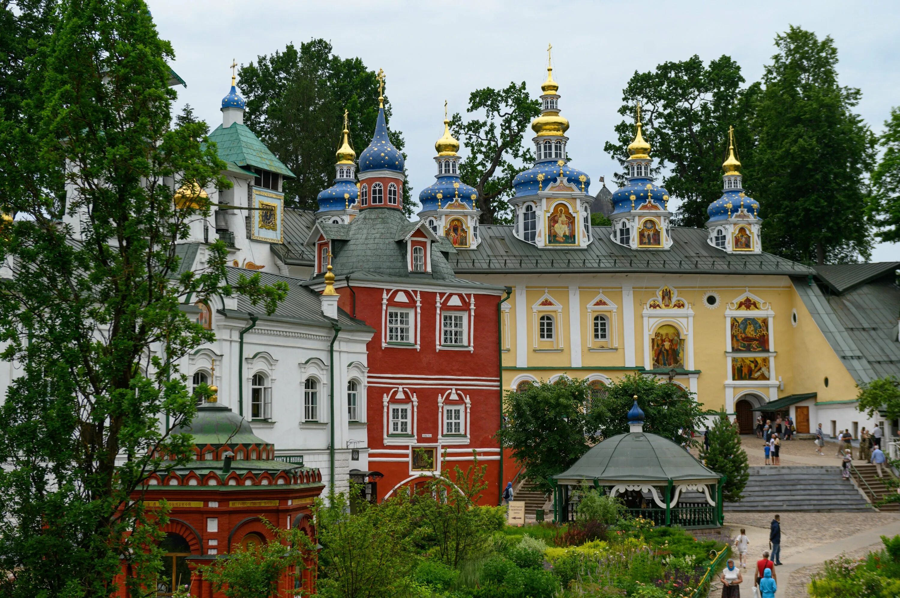 Печоры центр города. Печерский монастырь смотровая площадка. Псково-печорский свято-успенский мужской монастырь. Печеры или печоры псков. Москва печоры.