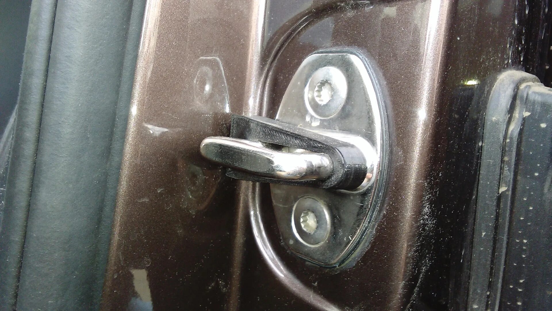 Как закрыть дверь на фольксваген. Защита дверей фольксваген поло. Болт петли двери джетта 4. Крышка двери пассажирской. Защелка форточки газель некст.