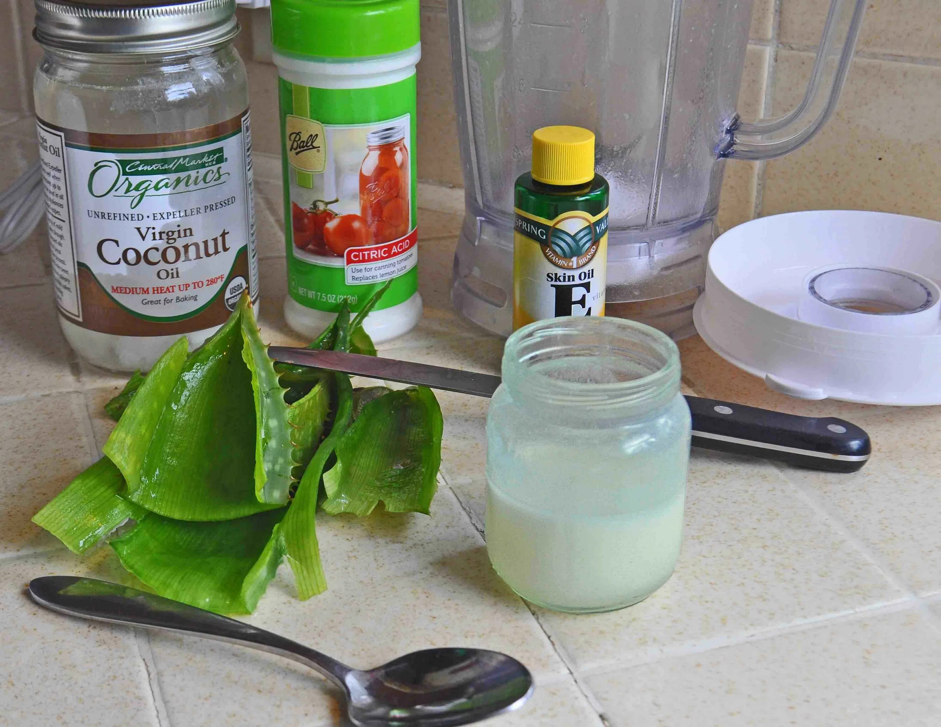 Маски для лица алоэ рецепты. Aloe vera маска. сок алоэ нсп. маска из алоэ для лица домашняя. маска из алоэ от морщин.