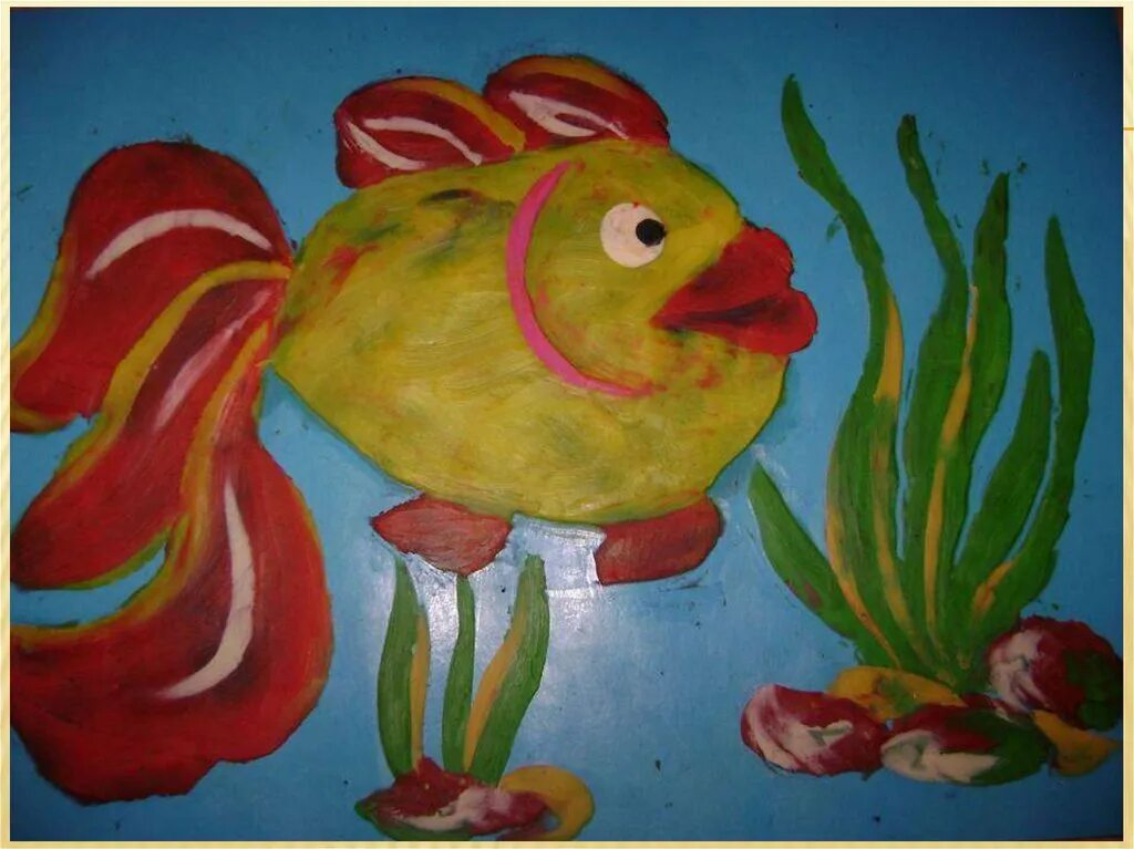 Лепка Золотая рыбка пластилинография в старшей группе. Пластилиновая живопись Золотая рыбка. Пластилинография рыбка. Пластилинография в начальной школе. Рисуем пластилином 1 класс презентация