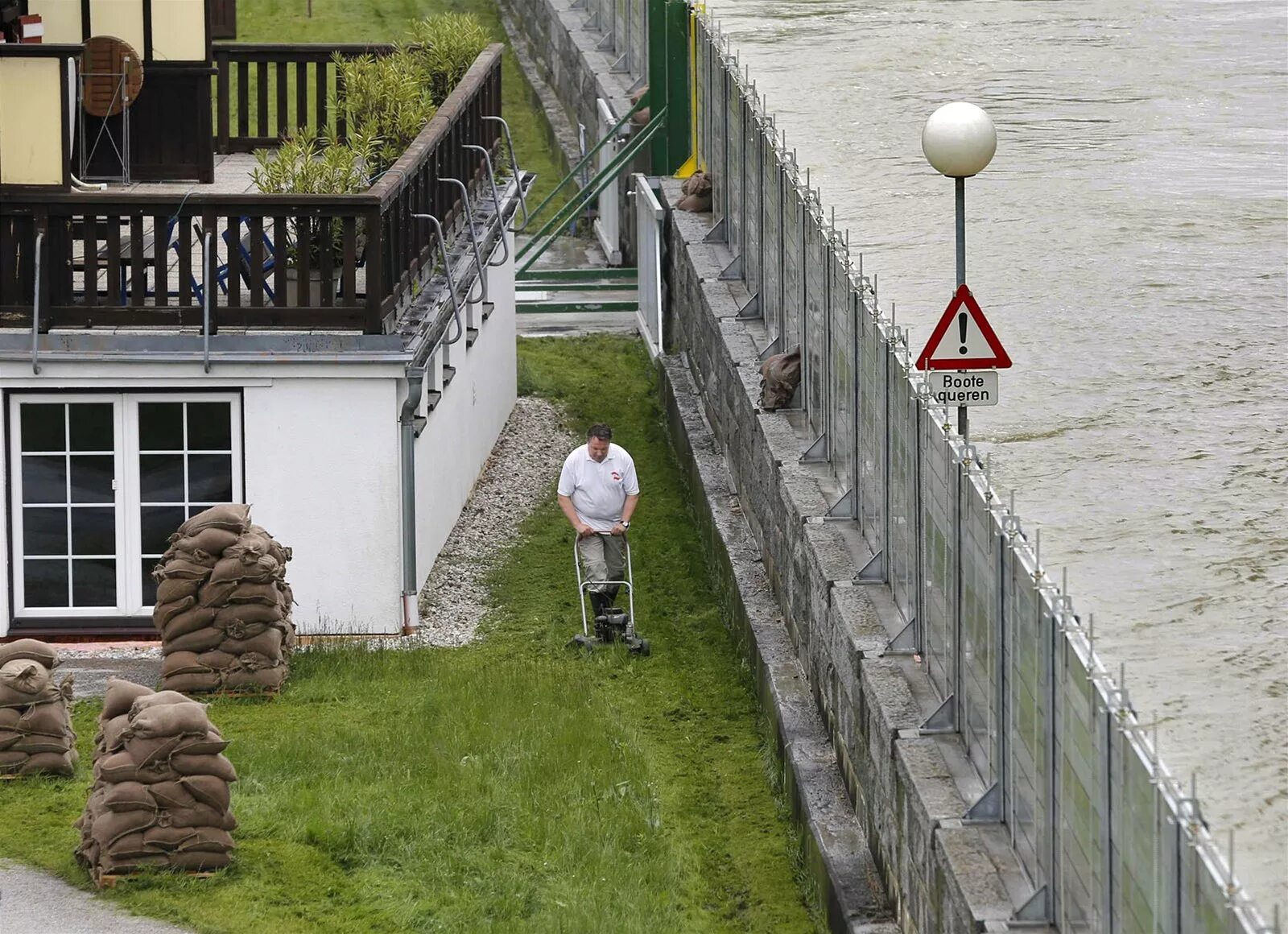 Забор держит воду. Ограждение от наводнения. Забор от наводнения. Ограждения от паводка. Ограждение от затопления.