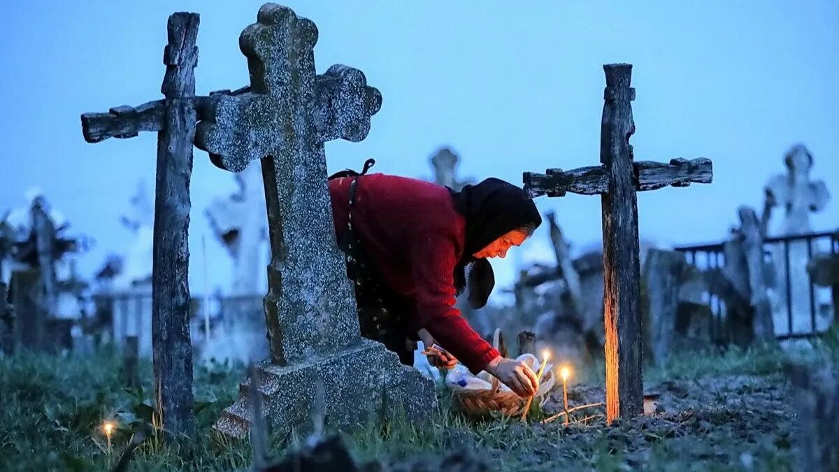 Радоница поминовение усопших. Христианская могила. Пасха на кладбище. Христианское кладбище.