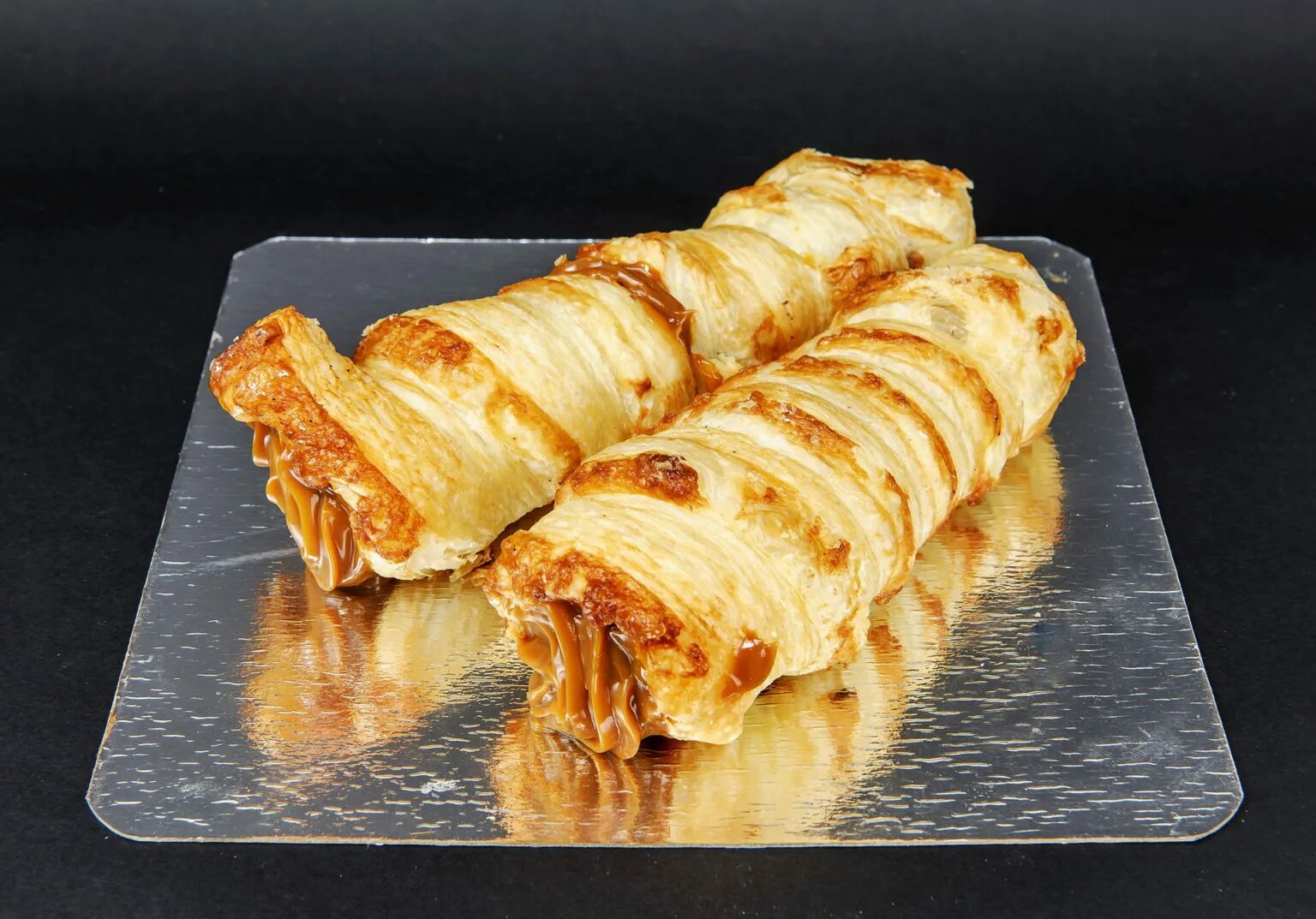 трубочки с кремом. трубочки с сыром из слоеного теста. шарлиз слоеные трубочки. шарлиз слоеные трубочки. трубочки с безе.