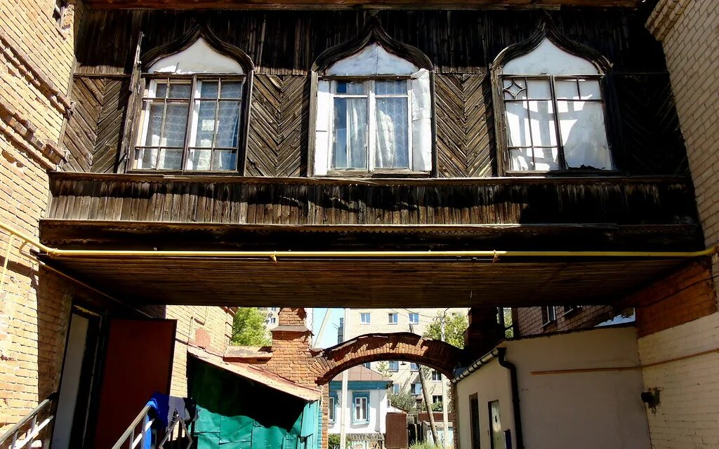 Старый дом старый двор песня. Таганка дворы. старые дворики таганки. старинные дворики саратова. старый дворик оленегорск.