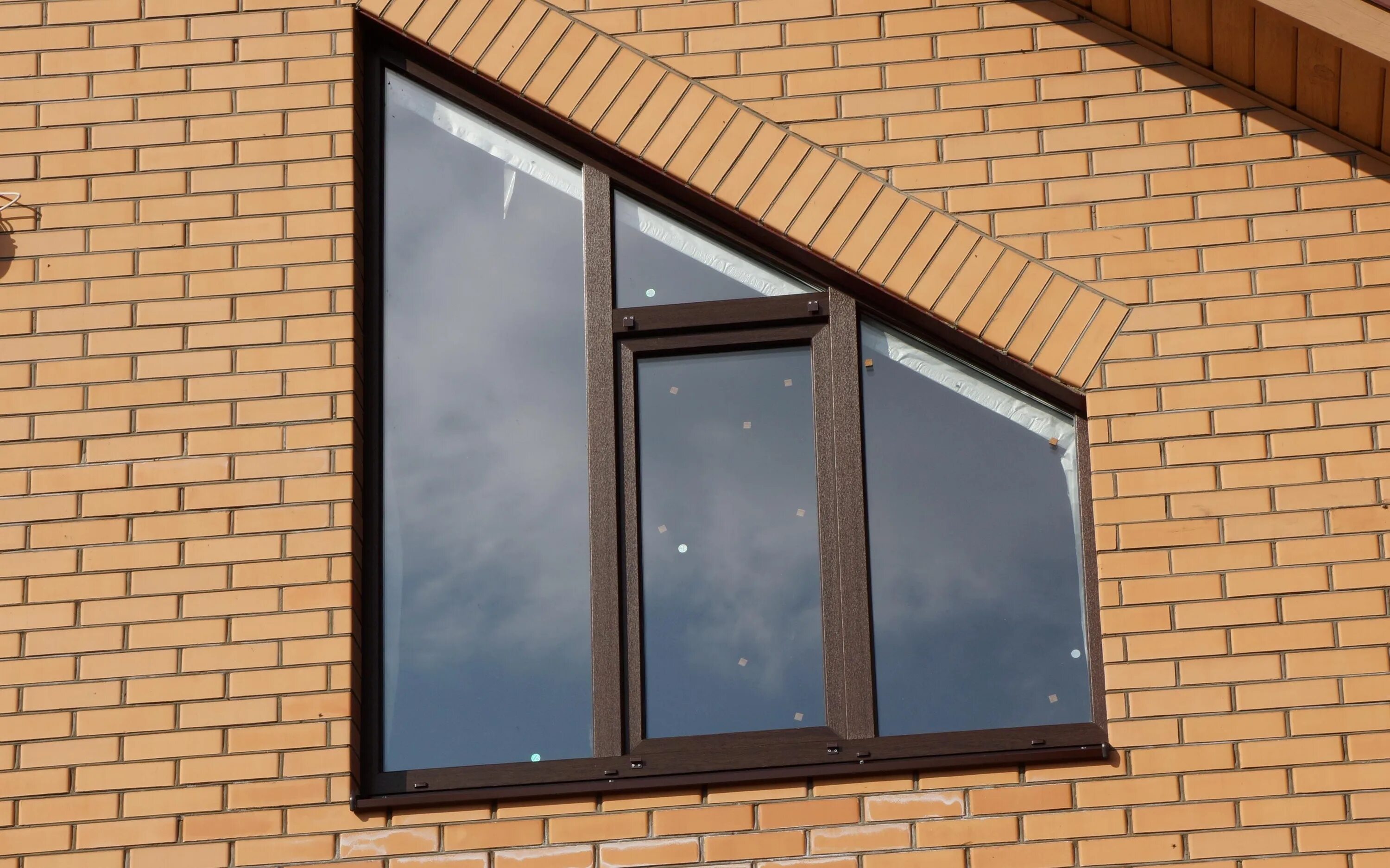 Трапециевидные окна. Треугольные трапециевидные окна. Треугольное окно из кирпича. Трапециевидные пластиковые окна.